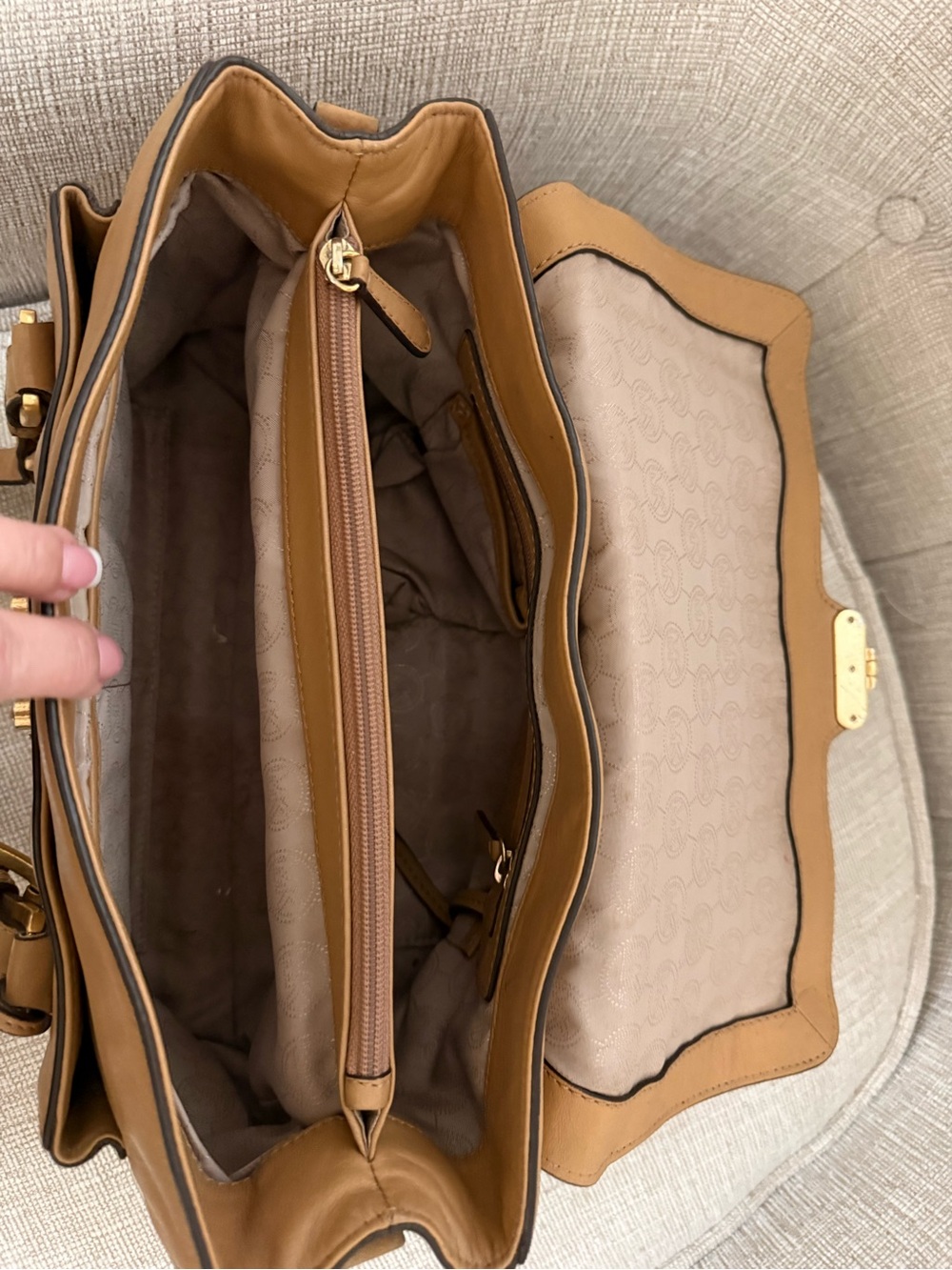 MICHAEL KORS Gosford Satchel Bag tan leather. Shoulder Bag with Gold hardware - Picture 11 of 15